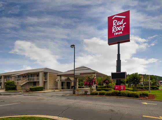 Red Roof Inn Gadsden allows check-in for 18 year-old guests