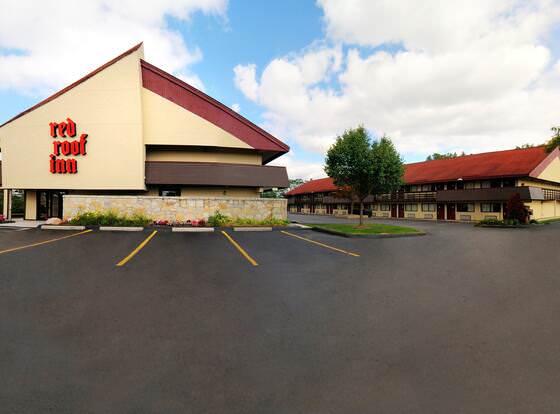 Red Roof Inn Flint - Bishop Airport allows check-in for 18 year-old guests