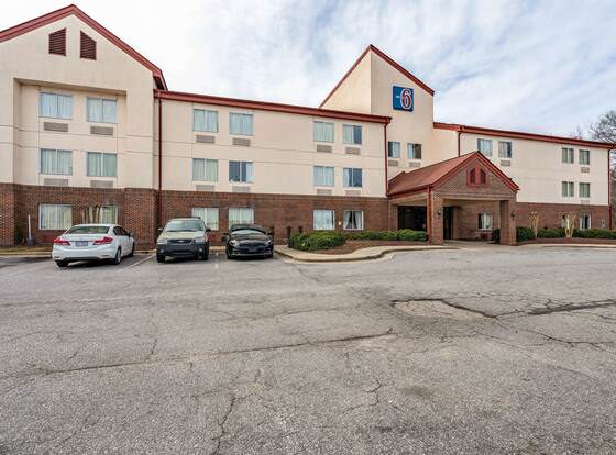 Motel 6 Rocky Mount, NC allows check-in for 18 year-old guests