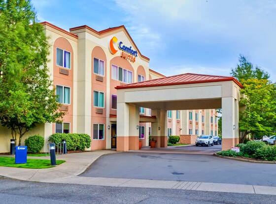 Comfort Suites Springfield RiverBend Medical allows check-in for 18 year-old guests