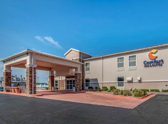 Comfort Inn & Suites Junction City - near Fort Riley allows check-in for 18 year-old guests