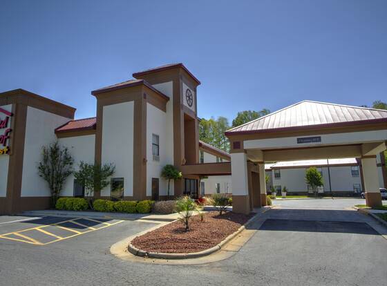 Red Roof Inn PLUS+ Henderson allows check-in for 18 year-old guests
