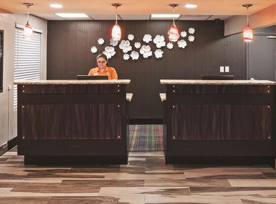 La Quinta Inn & Suites by Wyndham Denison - N. Lake Texoma allows check-in for 18 year-old guests