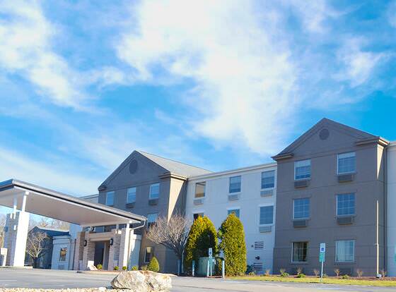 Holiday Inn Express Pittsburgh-Bridgeville, an IHG Hotel allows check-in for 18 year-old guests