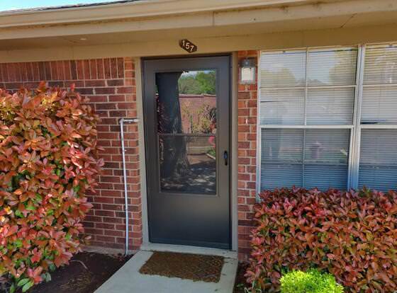 1 Bed Apartment next to SW Integris near Downtown allows check-in for 18 year-old guests