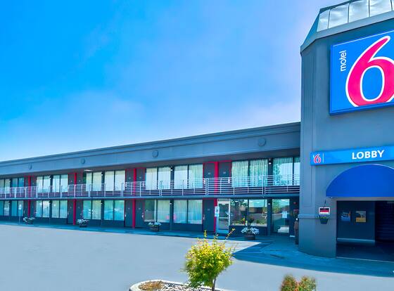 Motel 6 Louisville, KY - Airport - Fair Expo allows check-in for 18 year-old guests