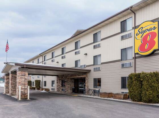 Super 8 by Wyndham Kalispell Glacier National Park allows check-in for 18 year-old guests
