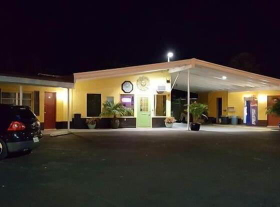 Tropicana Motel Wauchula allows check-in for 18 year-old guests