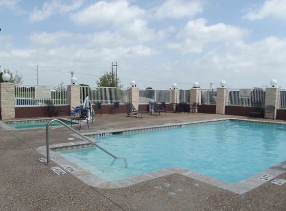Hampton Inn & Suites Gainesville allows check-in for 18 year-old guests