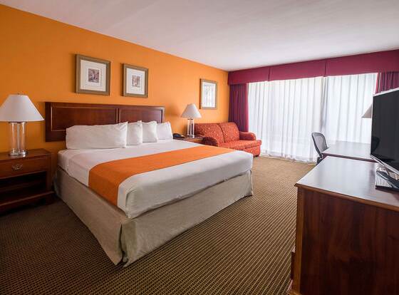 Howard Johnson Hotel&Conf Cntr by Wyndham Fullerton/Anaheim allows check-in for 18 year-old guests