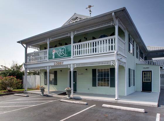 Key West Inn - Clanton allows check-in for 18 year-old guests
