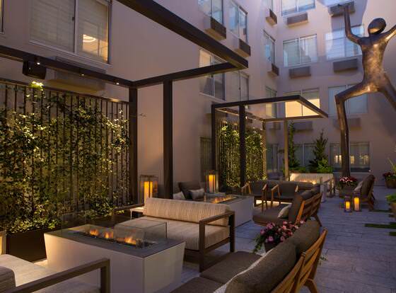 Hotel Zoe Fisherman's Wharf allows check-in for 18 year-old guests