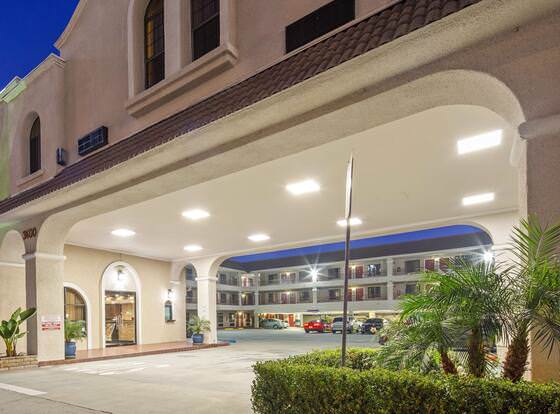 Best Western Pasadena Royale Inn & Suites allows check-in for 18 year-old guests