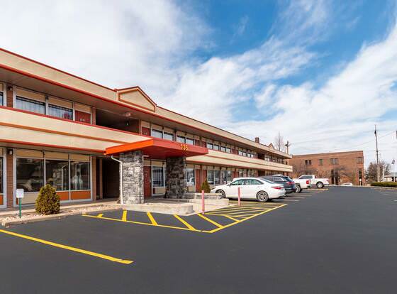 Econo Lodge allows check-in for 18 year-old guests