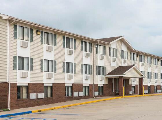 Amerihost Inn & Suites Kingdom City allows check-in for 18 year-old guests