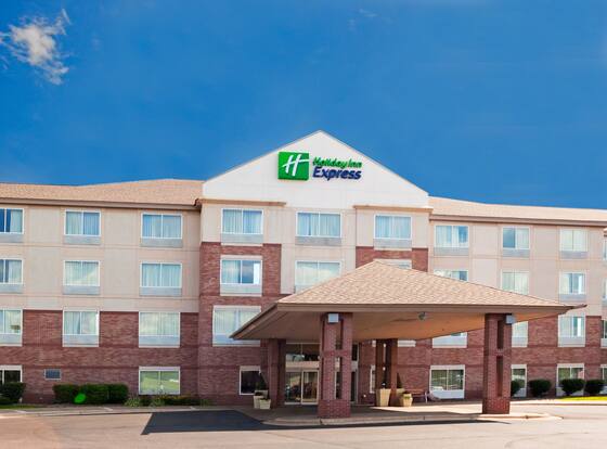 Holiday Inn Express St. Croix Valley, an IHG Hotel allows check-in for 18 year-old guests