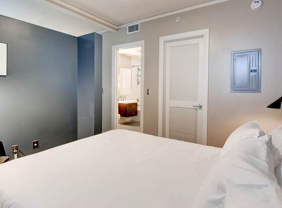 PICKWICK - Cozy DT Apts with Gym & Pool by Zencity allows check-in for 18 year-old guests