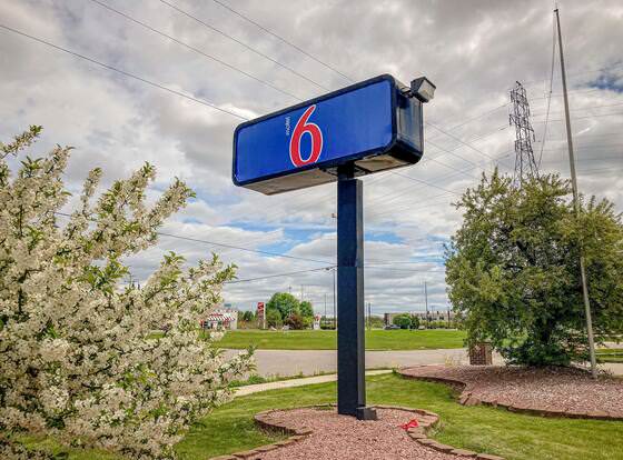 Motel 6 Elkhart, IN allows check-in for 18 year-old guests