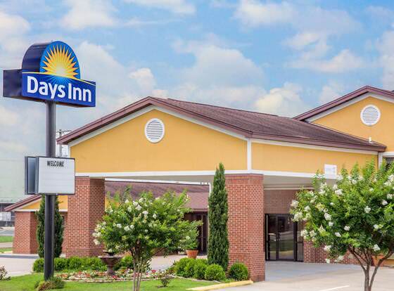 Days Inn by Wyndham Lake Village allows check-in for 18 year-old guests