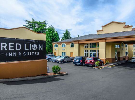 Red Lion Inn & Suites Des Moines allows check-in for 18 year-old guests