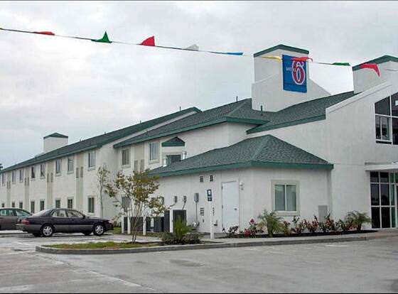 Motel 6 Sinton, TX allows check-in for 18 year-old guests