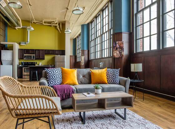 1 & 2 BR Apts w/ Gym, WiFi & Laundry by Frontdesk allows check-in for 18 year-old guests