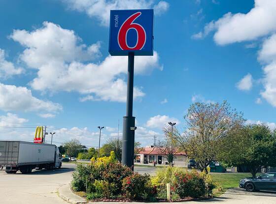 Motel 6 Franklin, OH allows check-in for 18 year-old guests