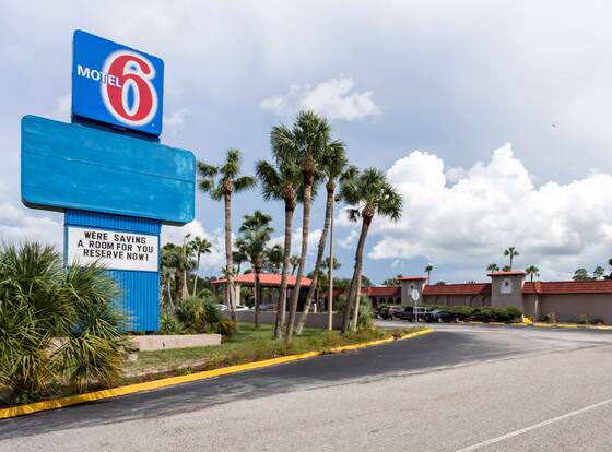 Motel 6 Spring Hill, FL - Weeki Wachee allows check-in for 18 year-old guests