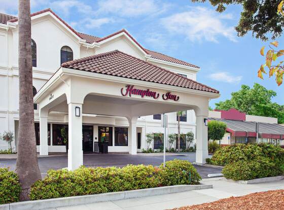 Hampton Inn Santa Cruz allows check-in for 18 year-old guests