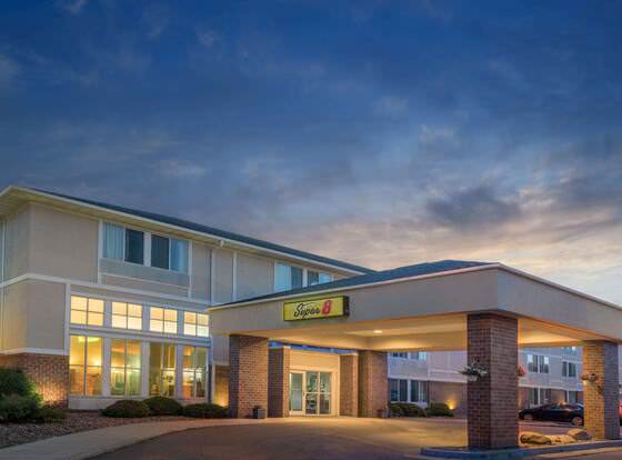 Super 8 by Wyndham Menomonie WI allows check-in for 18 year-old guests