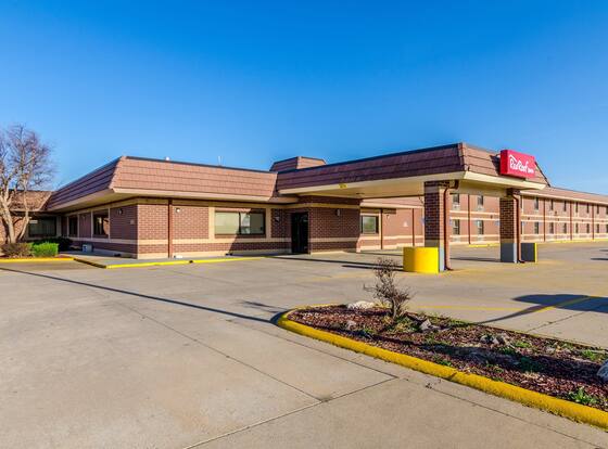 Red Roof Inn & Conference Center Wichita Airport allows check-in for 18 year-old guests