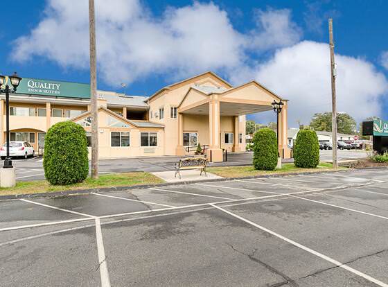 Quality Inn & Suites Northampton - Amherst allows check-in for 18 year-old guests