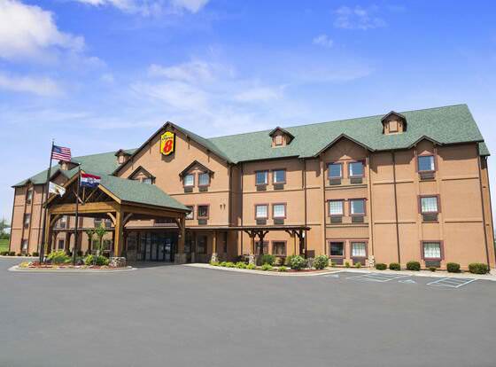 Super 8 by Wyndham Troy allows check-in for 18 year-old guests