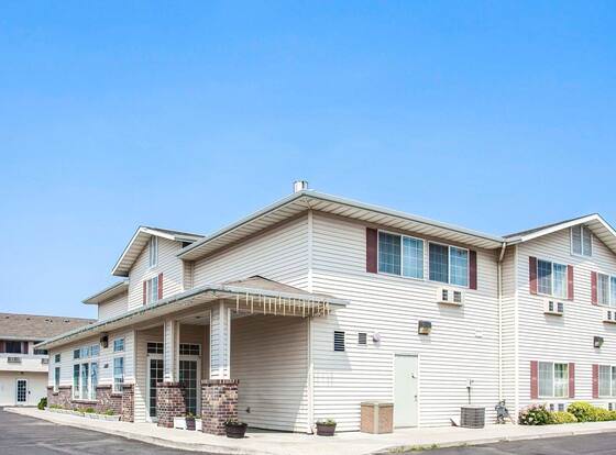 Rodeway Inn & Suites Spokane Valley allows check-in for 18 year-old guests
