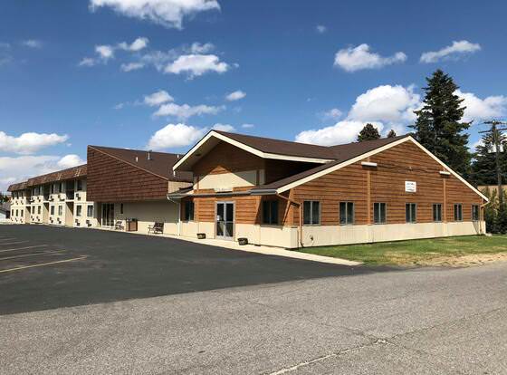 Lupine Inn Red Lodge MT allows check-in for 18 year-old guests