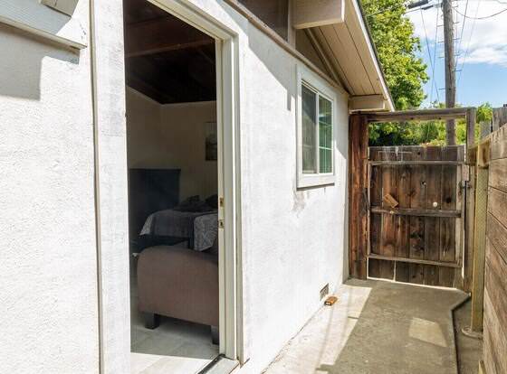 Cozy Studio in Concord, Near Bart allows check-in for 18 year-old guests