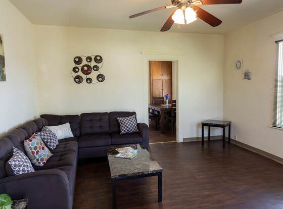 Cozy 4br/1ba Near Sjsu and Airport allows check-in for 18 year-old guests