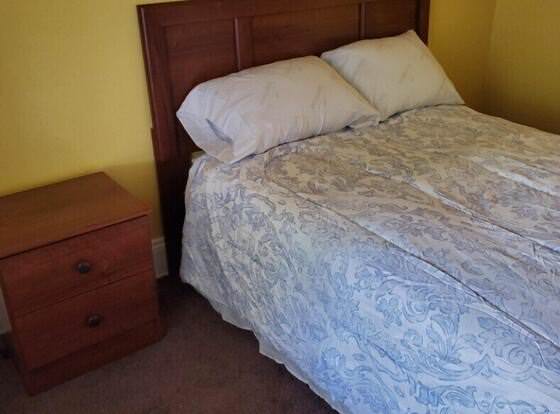 Cozy 2-bedroom in Cleveland allows check-in for 18 year-old guests