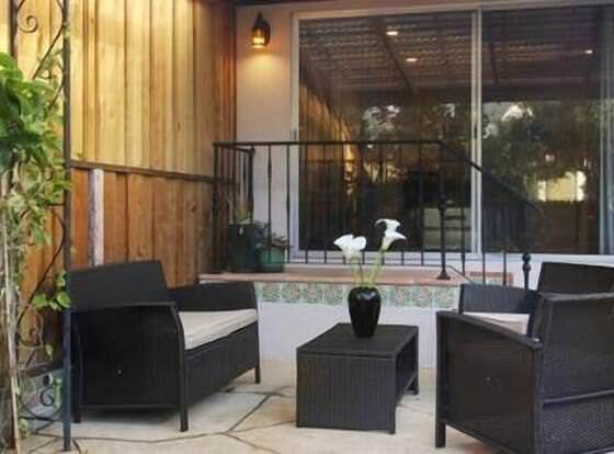 Quiet, Well-lit 1br/1ba Duplex Unit With Garden allows check-in for 18 year-old guests