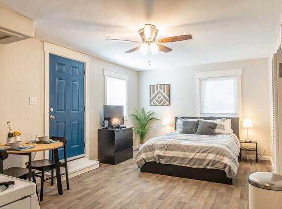 Magnificent Martinez Studio allows check-in for 18 year-old guests