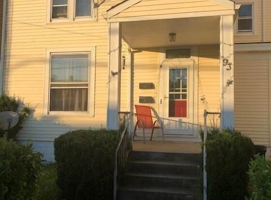 Simple, Cozy 2-bedroom in Wheeling allows check-in for 18 year-old guests