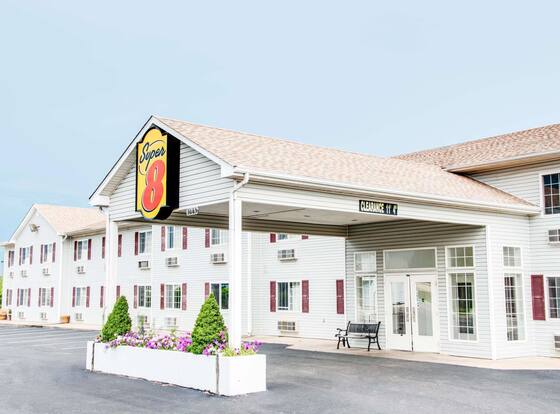 Super 8 by Wyndham Neosho allows check-in for 18 year-old guests
