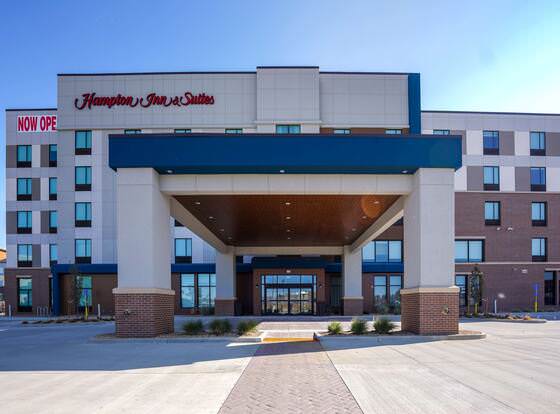 Hampton Inn & Suites Aurora South Denver allows check-in for 18 year-old guests