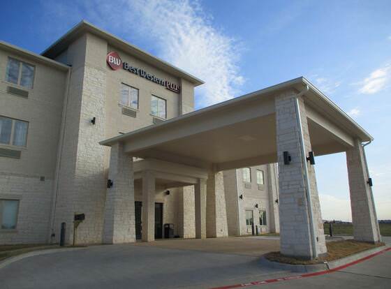 Best Western Plus Wills Point allows check-in for 18 year-old guests