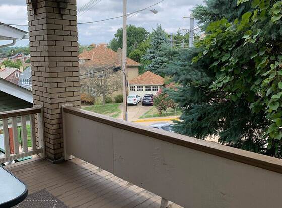 Cozy, Homey 1 Bedroom Home Near Dormont Dog Park allows check-in for 18 year-old guests