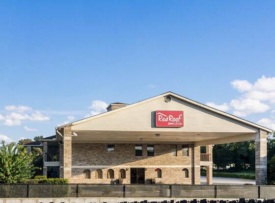 Red Roof Inn Conroe - North Willis allows check-in for 18 year-old guests