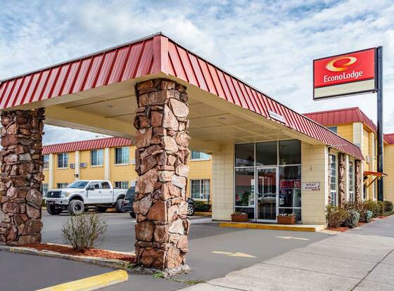 Econo Lodge allows check-in for 18 year-old guests