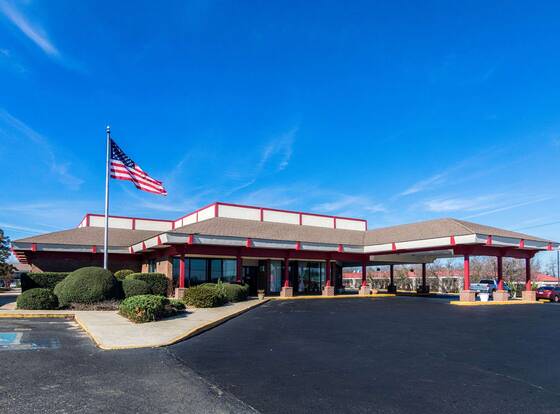 Econo Lodge Inn & Suites Conference Center allows check-in for 18 year-old guests
