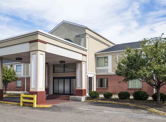 Red Roof Inn Columbus - Ohio State Fairgrounds allows check-in for 18 year-old guests