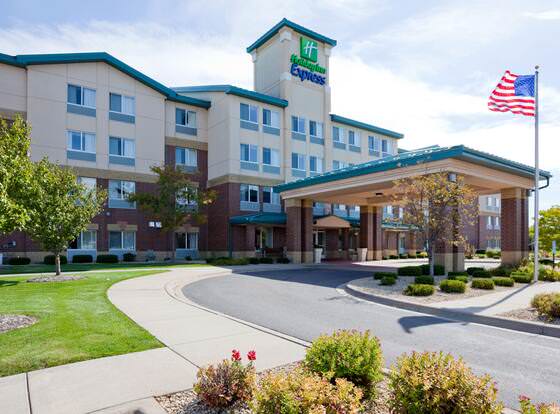 Holiday Inn Express & Suites Vadnais Heights, an IHG Hotel allows check-in for 18 year-old guests